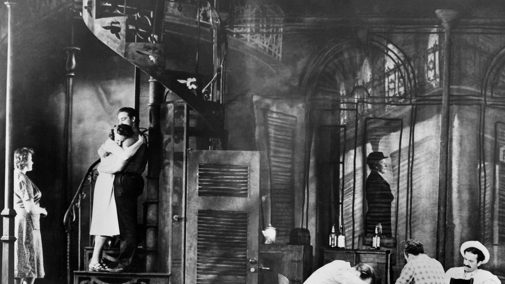 Die Schlussszene der ursprünglichen Broadway-Produktion von Tennessee Williams' Stück "A Streetcar Named Desire" am 17. Dezember 1947 in New York. Mit Marlon Brando als Stanley Kowalski, Kim Hunter als Stella und Jessica Tandy als Blanche.