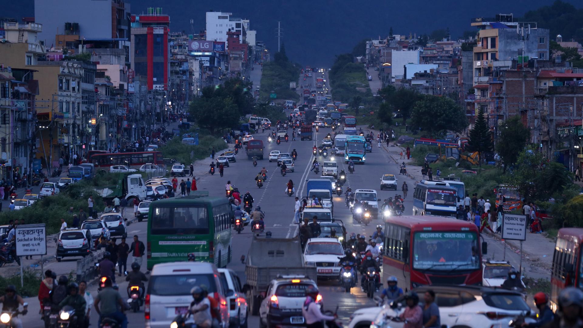 Verkehr auf einem Abschnitt der Ringstraße, die Kathmandu umgibt.