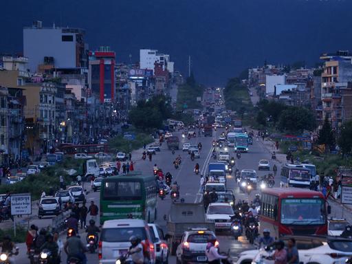 Verkehr auf einem Abschnitt der Ringstraße, die Kathmandu umgibt. Verkehr auf einem Abschnitt der Ringstraße, die Kathmandu umgibt.