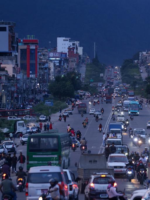 Verkehr auf einem Abschnitt der Ringstraße, die Kathmandu umgibt.