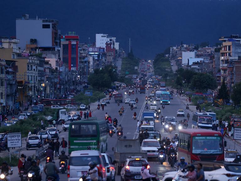 Verkehr auf einem Abschnitt der Ringstraße, die Kathmandu umgibt.