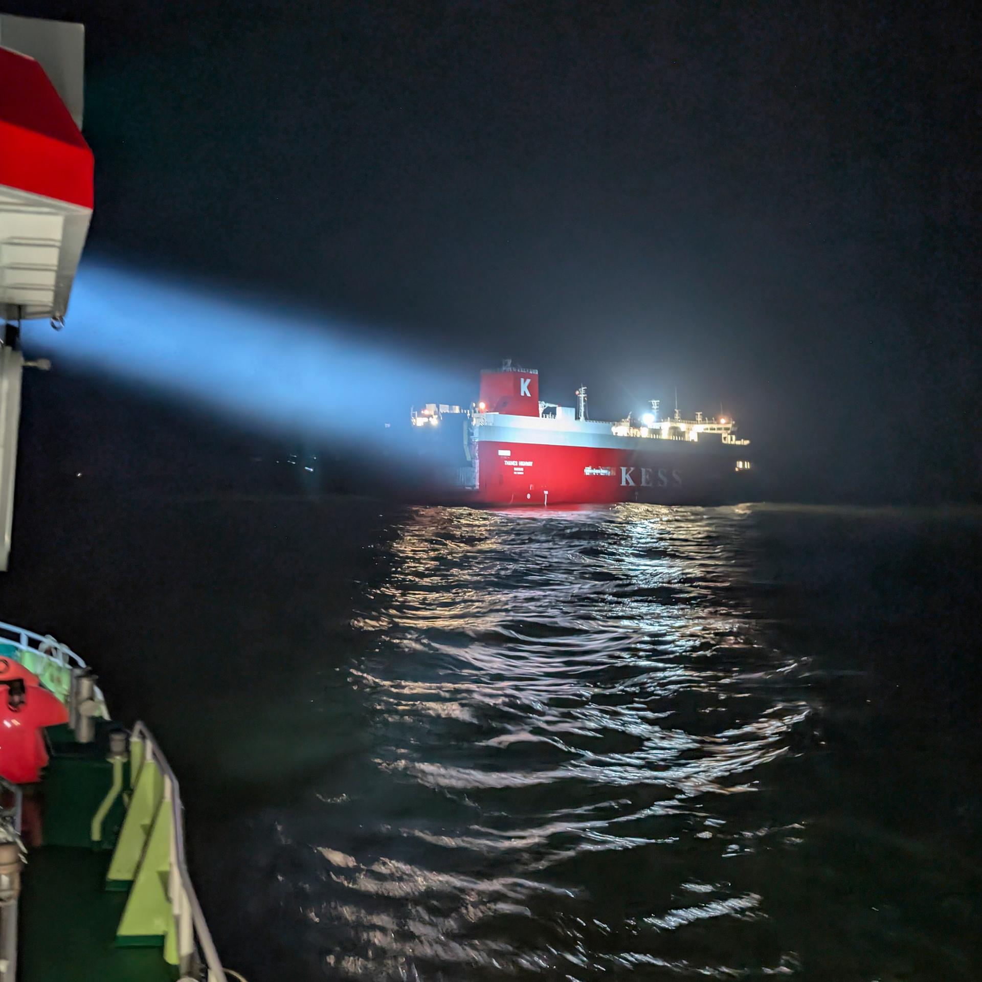 Vor Borkum - Havarierter Frachter in Emdener Hafen zurückgeschleppt