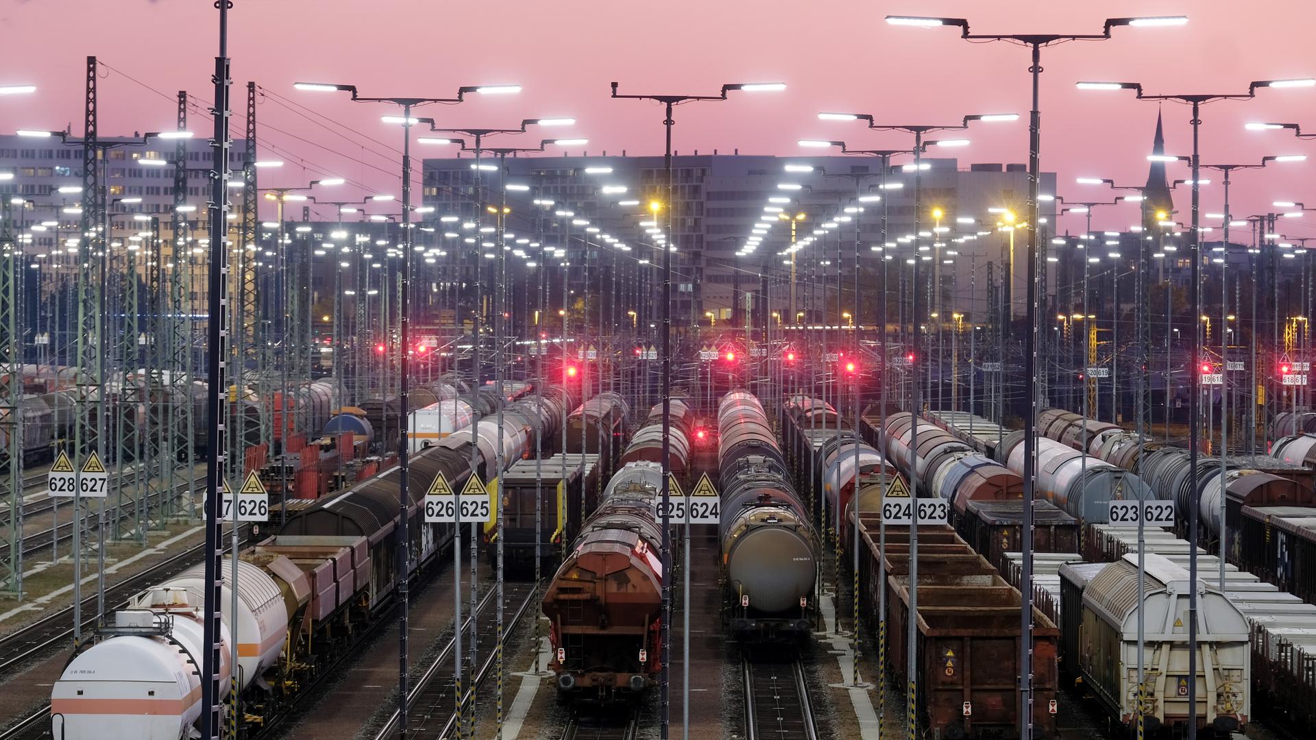 Güterzüge stehen am Rangierbahnhof.