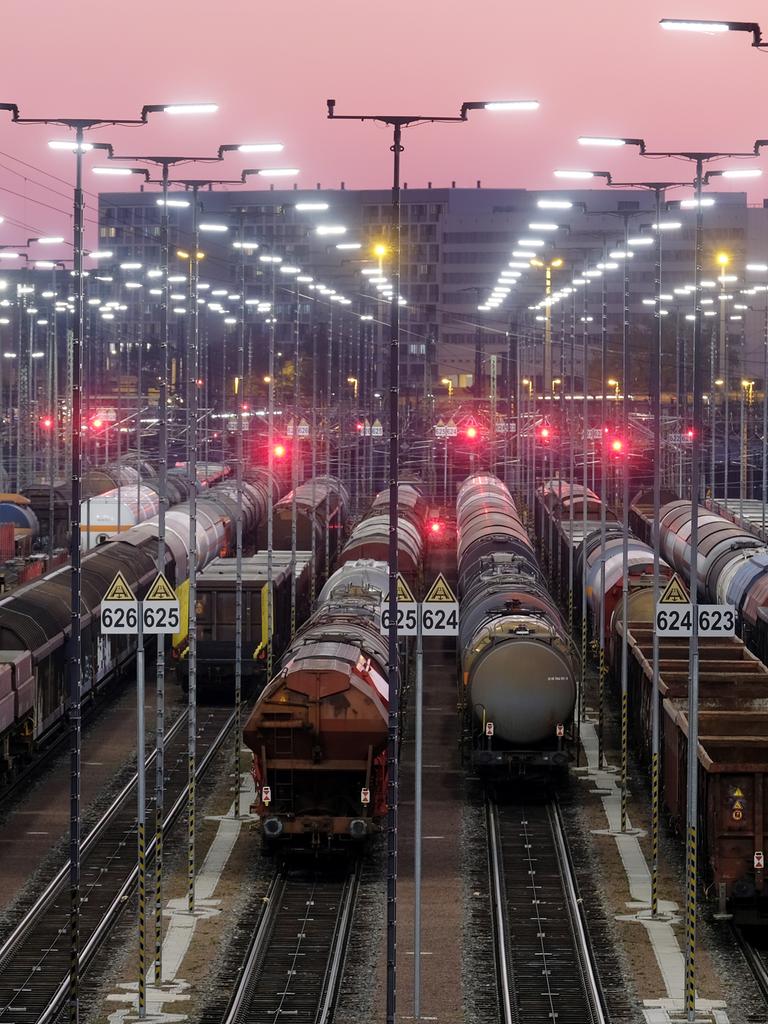 Güterzüge stehen am Rangierbahnhof.