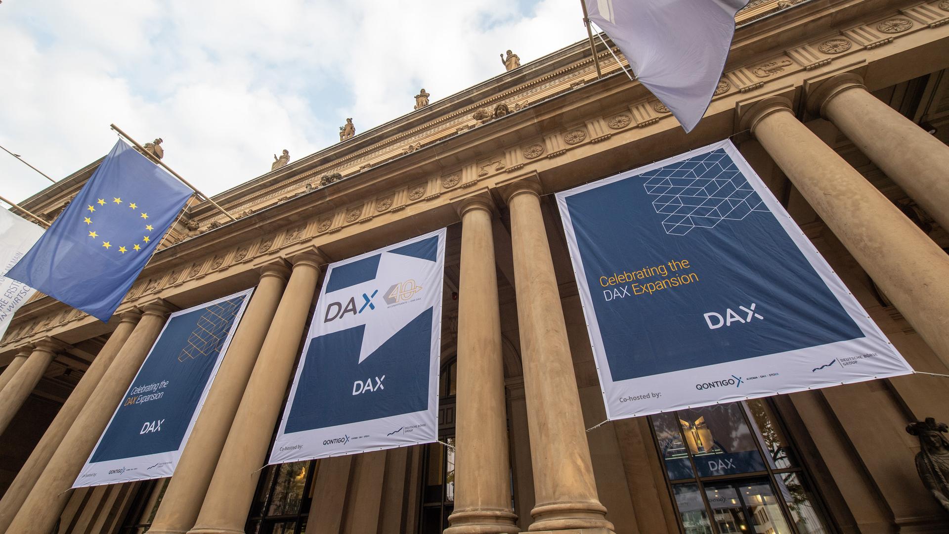 Auf den Start des DAX 40 weisen Banner vor der Börse in Frankfurt am Main hin. Im neuen Leitindex sind 40 statt bisher 30 Leitwerte gelistet.