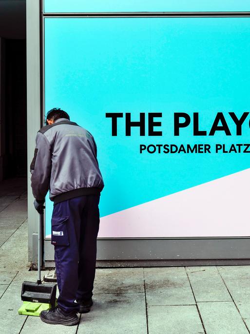 Ein Servicemitarbeiter reinigt den Boden im renovierten ehemaligen Potsdamer Platz Arkaden unter neuem Namen: The Playce. Im Stil einer Markthalle werden auf drei Etagen internationale Marken und Dienstleister einziehen. 