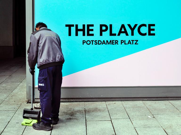 Ein Servicemitarbeiter reinigt den Boden im renovierten ehemaligen Potsdamer Platz Arkaden unter neuem Namen: The Playce. Im Stil einer Markthalle werden auf drei Etagen internationale Marken und Dienstleister einziehen. 