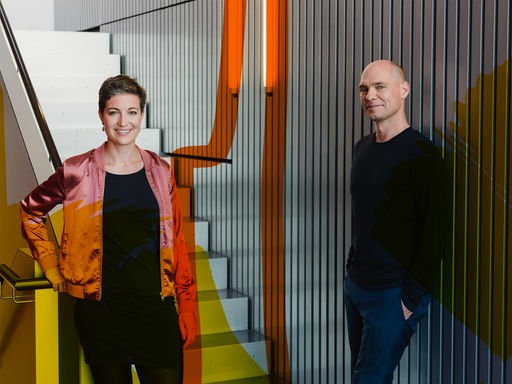 Podcast: Studio 9 - Der Tag mit ... Im Bild das Moderationsteam Jana Münkel und Korbinian Frenzel
