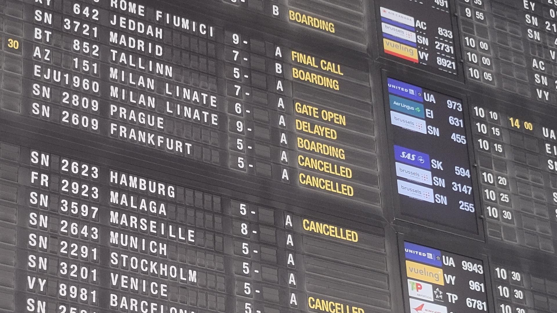 Die Anzeigetafel für die Abflüge mit einigen verspäteten oder gestrichenen Flügen am Flughafen Brüssel-Zaventem. 