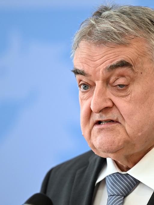 Herbert Reul (CDU), Innenminister von Nordrhein-Westfalen, spricht vor Pressevertretern