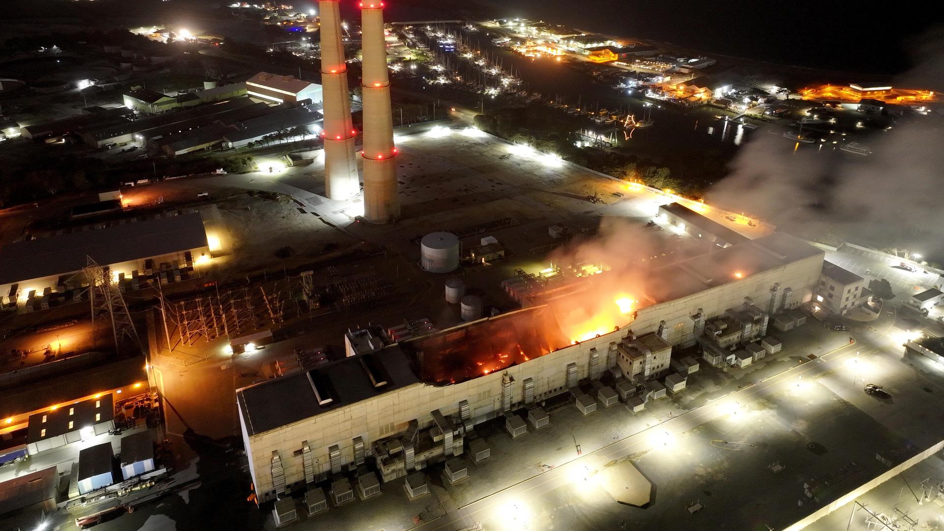 Das Bild zeigt Flammen in einem Gebäude des Batteriespeichers in Kalifornien.
      