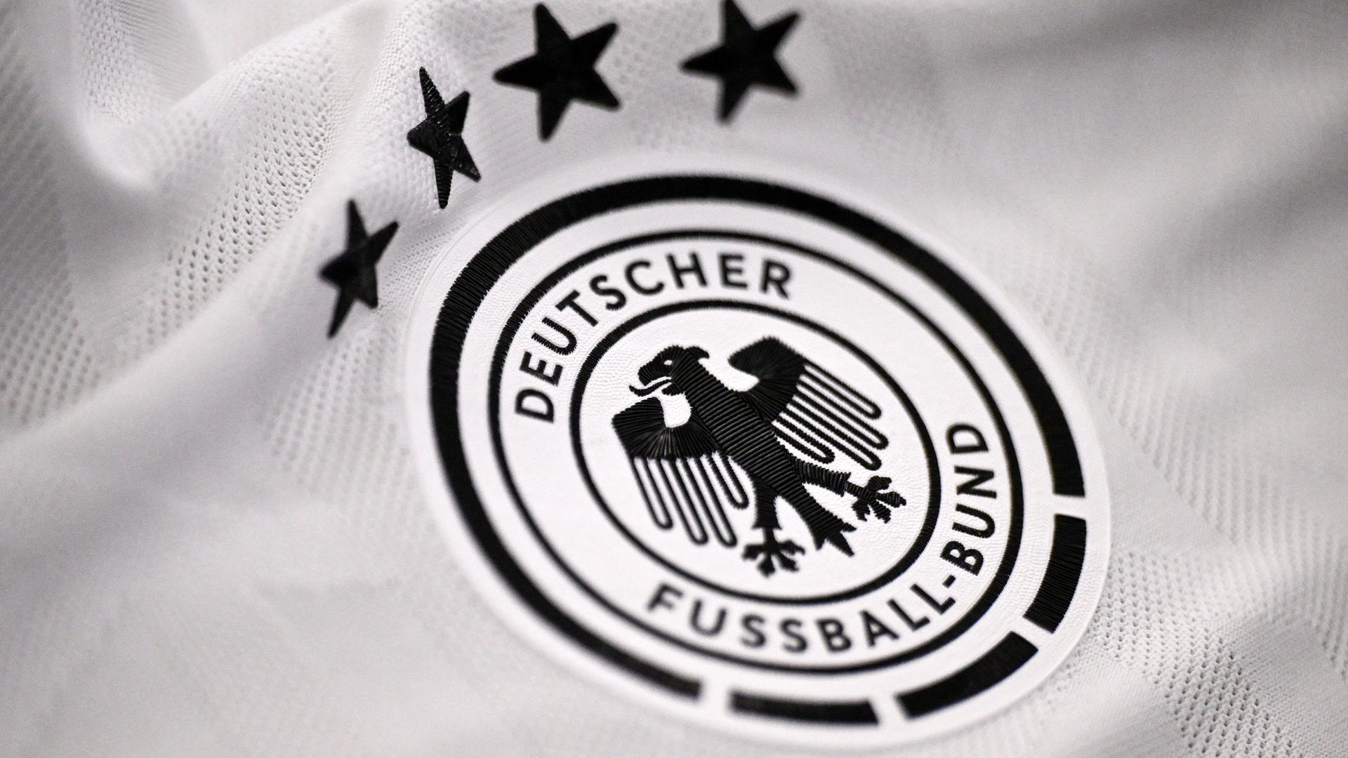 Das Logo des Deutschen Fußball-Bundes auf einem Trikot