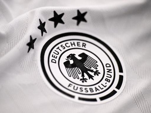 Das Logo des Deutschen Fußball-Bundes auf einem Trikot