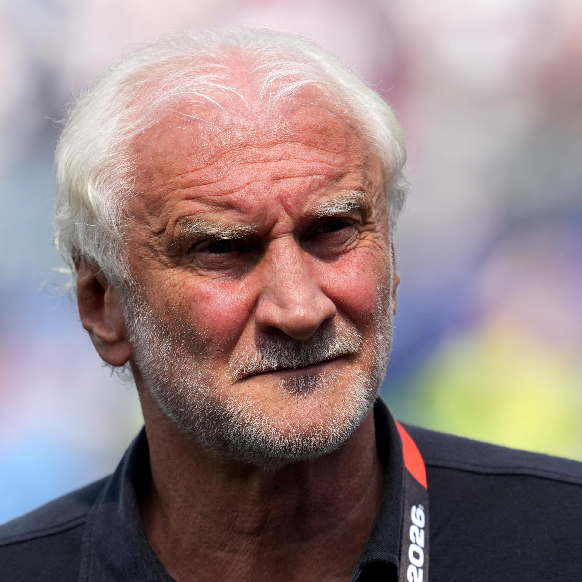 Rudi Völler, DFB-Sportdirektor, schaut kritisch. 