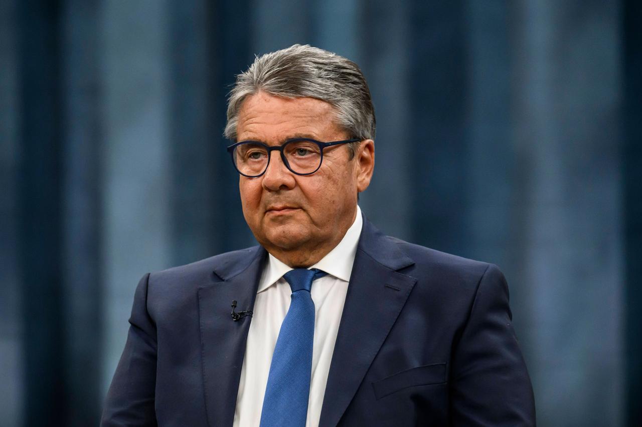 Das Bild zeigt eine Porträtaufnahme des früheren Vizekanzlers Sigmar Gabriel .