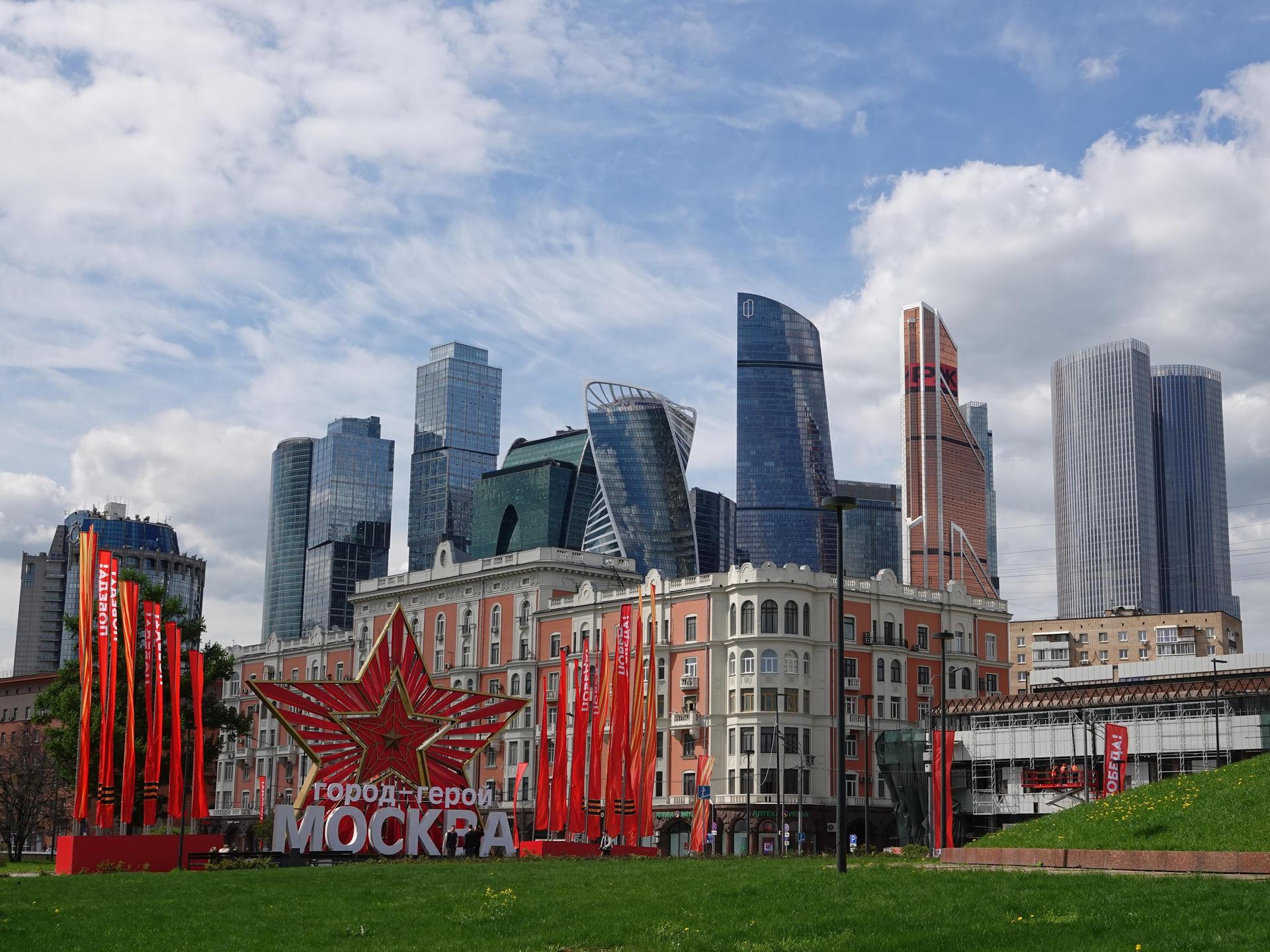 Die russische Hauptstadt bereitet sich auf den Tag des Sieges am 9. Mai vor. Zu sehen sind rote Fahnen mit der Aufschrift Pobeda! (auf Deutsch: Sieg) und ein Stern mit der offiziellen Bezeichnung Heldenstadt Moskau.