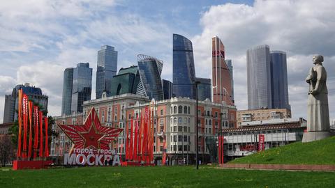 Die russische Hauptstadt bereitet sich auf den Tag des Sieges am 9. Mai vor. Zu sehen sind rote Fahnen mit der Aufschrift Pobeda! (auf Deutsch: Sieg) und ein Stern mit der offiziellen Bezeichnung Heldenstadt Moskau.