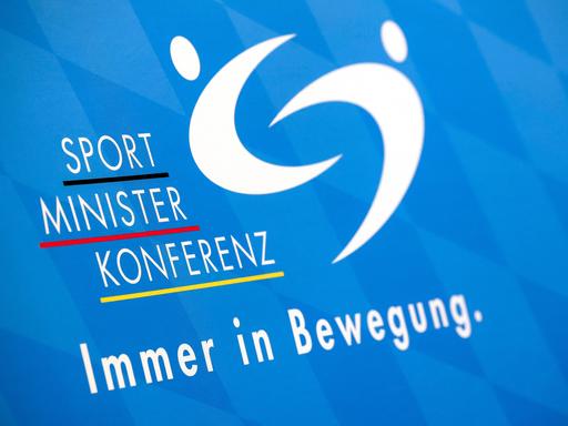 Das Logo der 48. Sportministerkonferenz hängt an einer Wand in Herzogenaurach. 