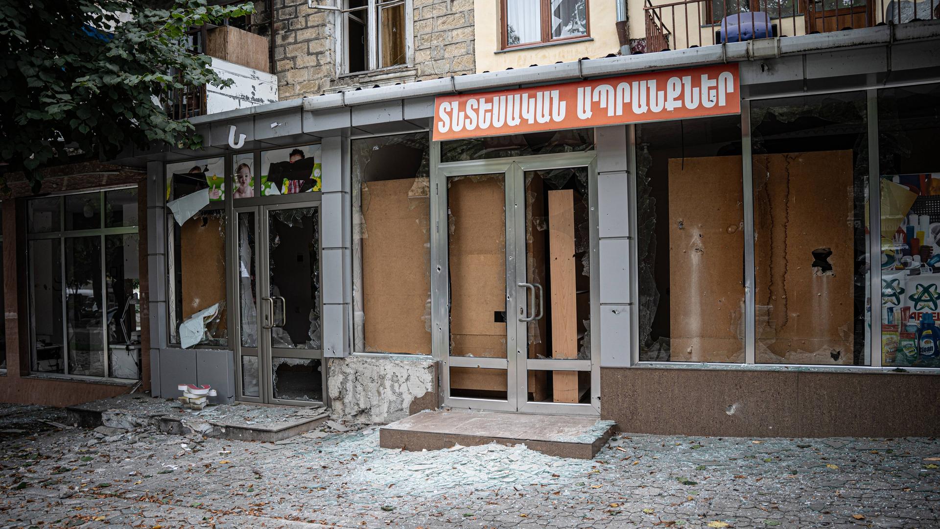 Zerstörte Geschäfte in Stepanaker am 20. September 2023