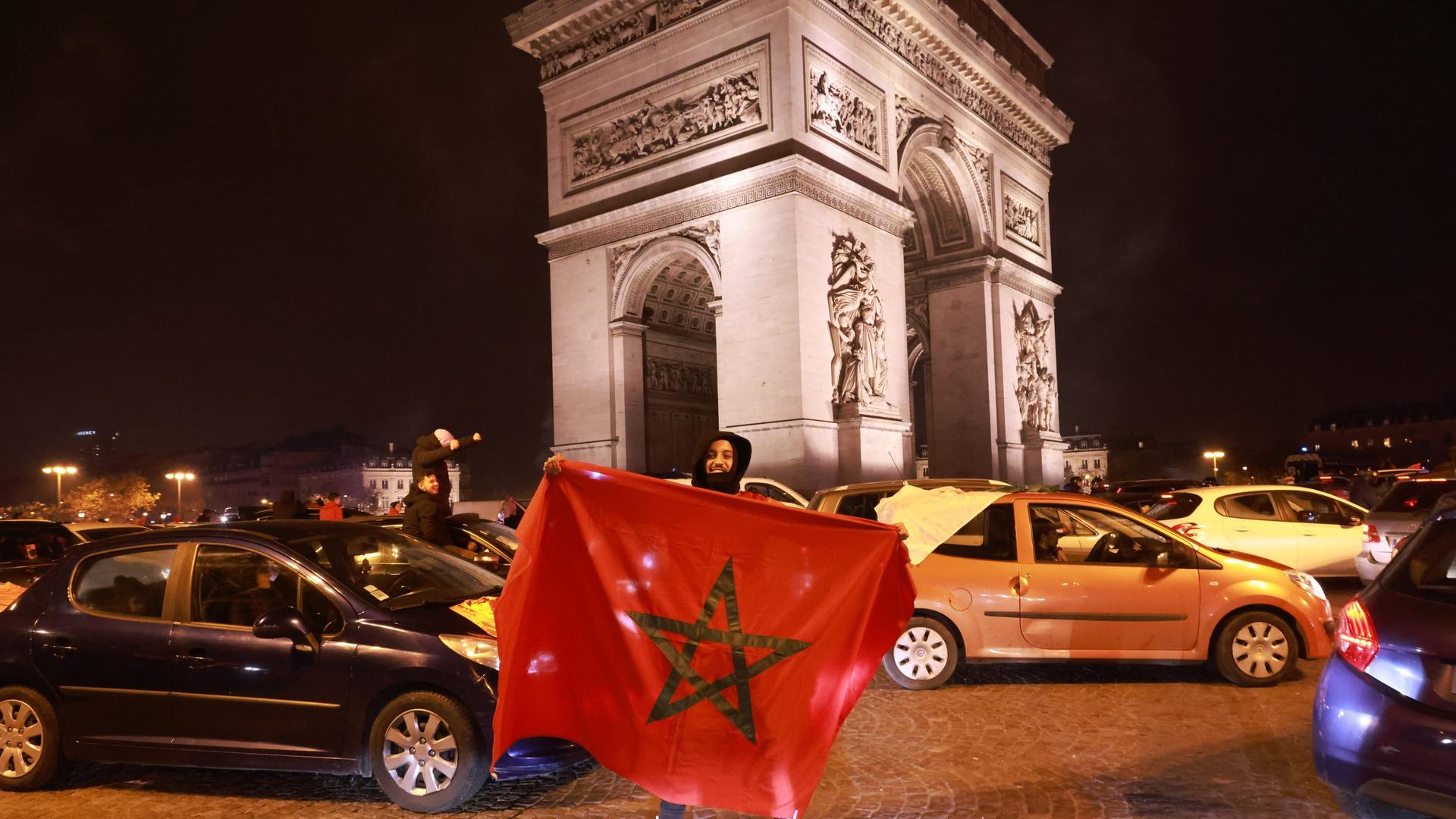 Marokko-Fan auf dem Champs-Elysees in Paris