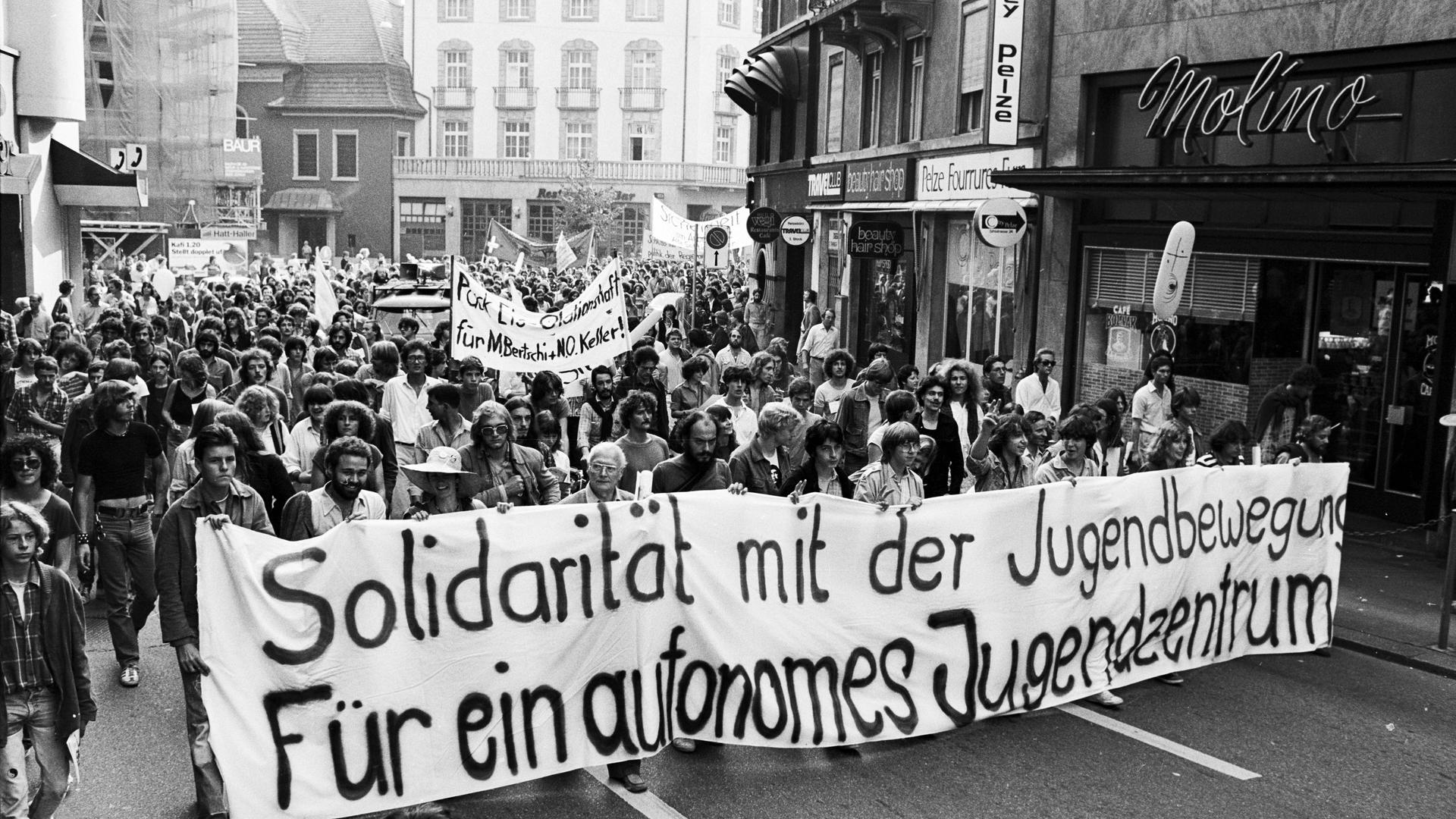 Eine Gruppe jugendlicher Demonstranten trägt ein Plakat mit dem selbstgeschriebenen Schriftzug "Solidarität mit der Jugendbewegung - Für ein autonomes Jugendzentrum". Eine Gruppe jugendlicher Demonstranten trägt ein Plakat mit dem selbstgeschriebenen Schriftzug "Solidarität mit der Jugendbewegung - Für ein autonomes Jugendzentrum".