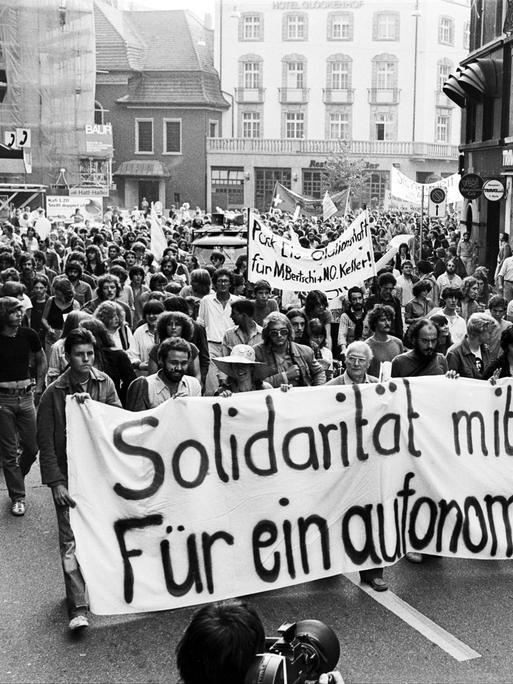Eine Gruppe jugendlicher Demonstranten trägt ein Plakat mit dem selbstgeschriebenen Schriftzug "Solidarität mit der Jugendbewegung - Für ein autonomes Jugendzentrum".