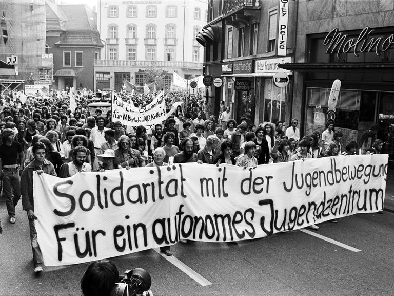 Eine Gruppe jugendlicher Demonstranten trägt ein Plakat mit dem selbstgeschriebenen Schriftzug "Solidarität mit der Jugendbewegung - Für ein autonomes Jugendzentrum".