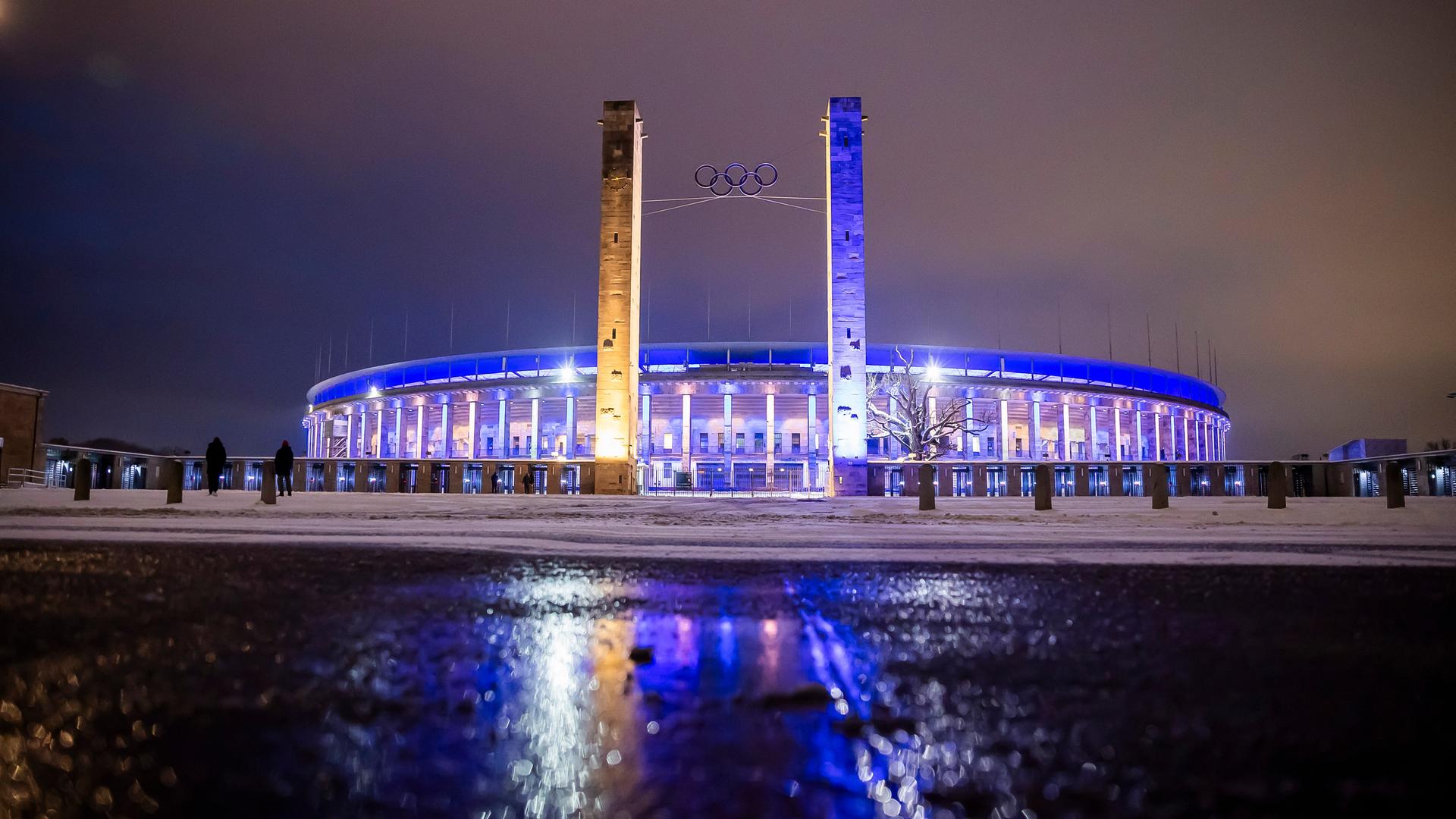 Ein Stadion wird blau und weiß angeleuchtet. Ein Stadion wird blau und weiß angeleuchtet.