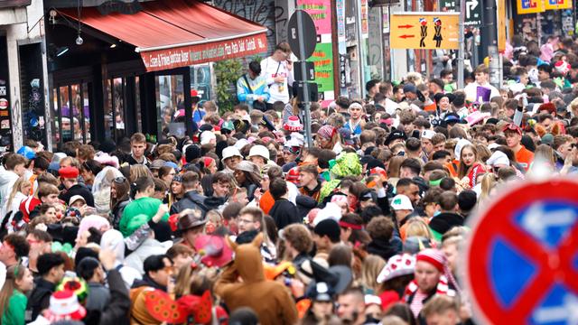 Viele Menschen feiern in Köln den 11.11. zum Beginn der Karnevals-Zeit 