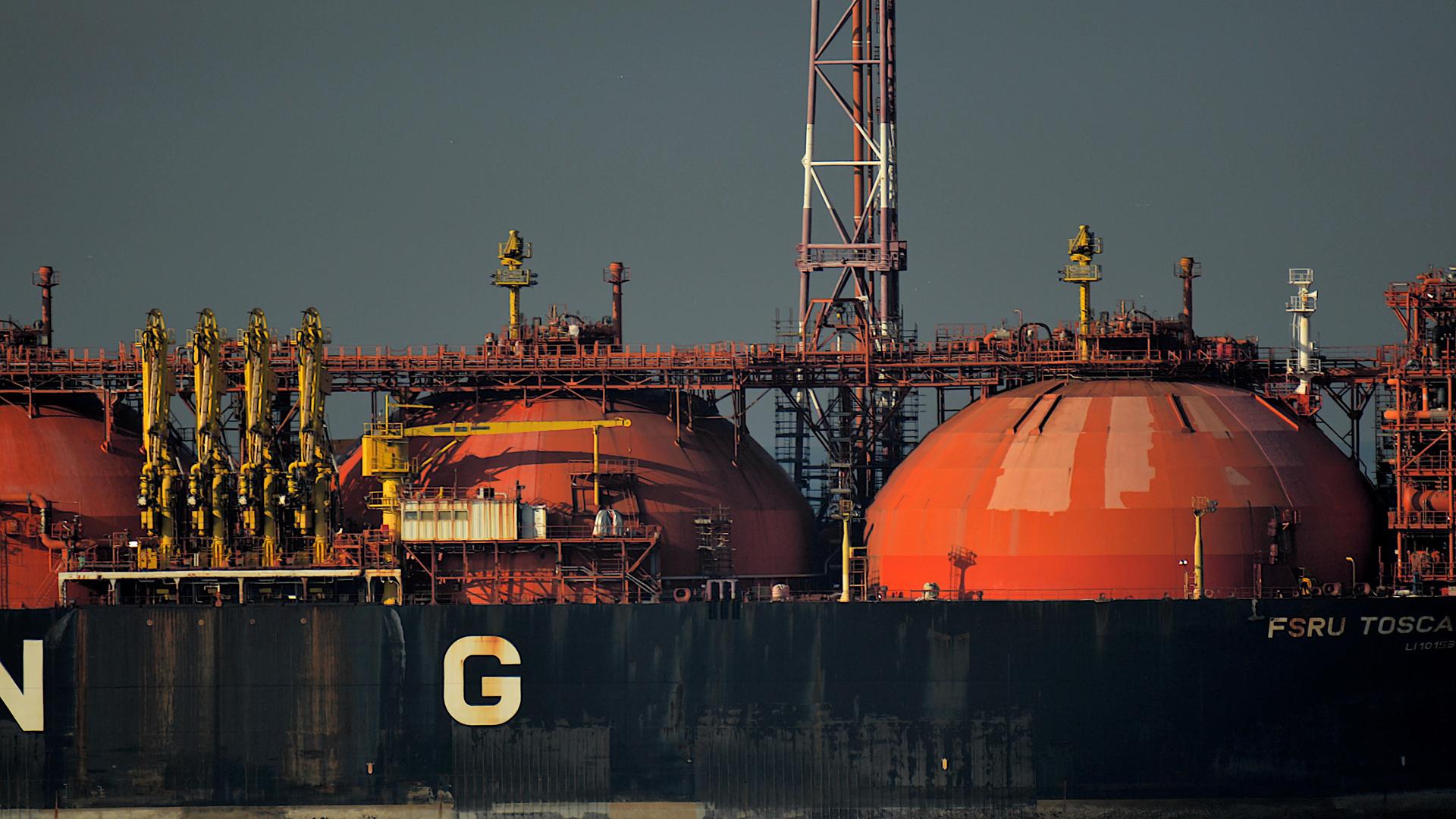 Große runde Tanks sind auf einem Frachtschiff installiert. Große runde Tanks sind auf einem Frachtschiff installiert.
