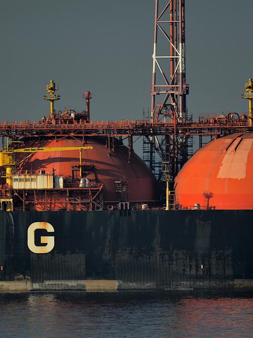 Große runde Tanks sind auf einem Frachtschiff installiert. Große runde Tanks sind auf einem Frachtschiff installiert.