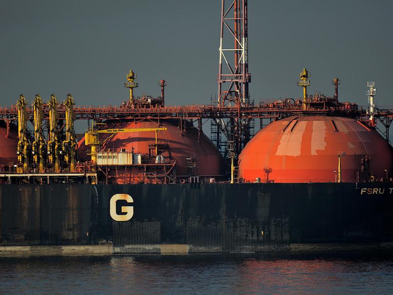 Große runde Tanks sind auf einem Frachtschiff installiert.