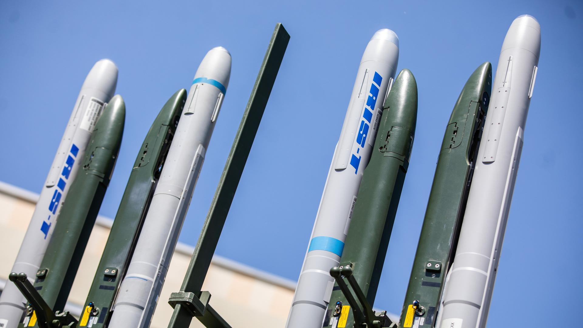 Ein Raketenabwehrsystem vom Typ Iris-T steht auf dem Firmengelände von Diehl Defence in Ãberlingen.