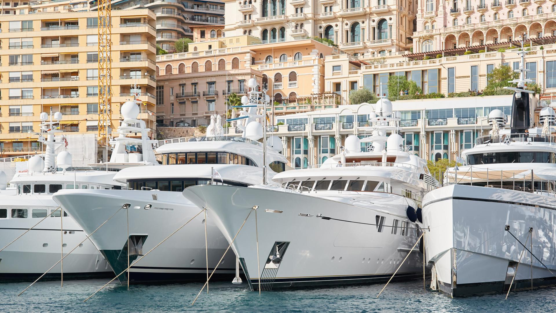 Luxusyachten liegen nebeneinander im Hafen von Monte Carlo.