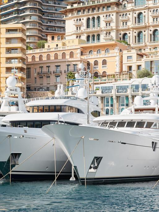 Luxusyachten liegen nebeneinander im Hafen von Monte Carlo.