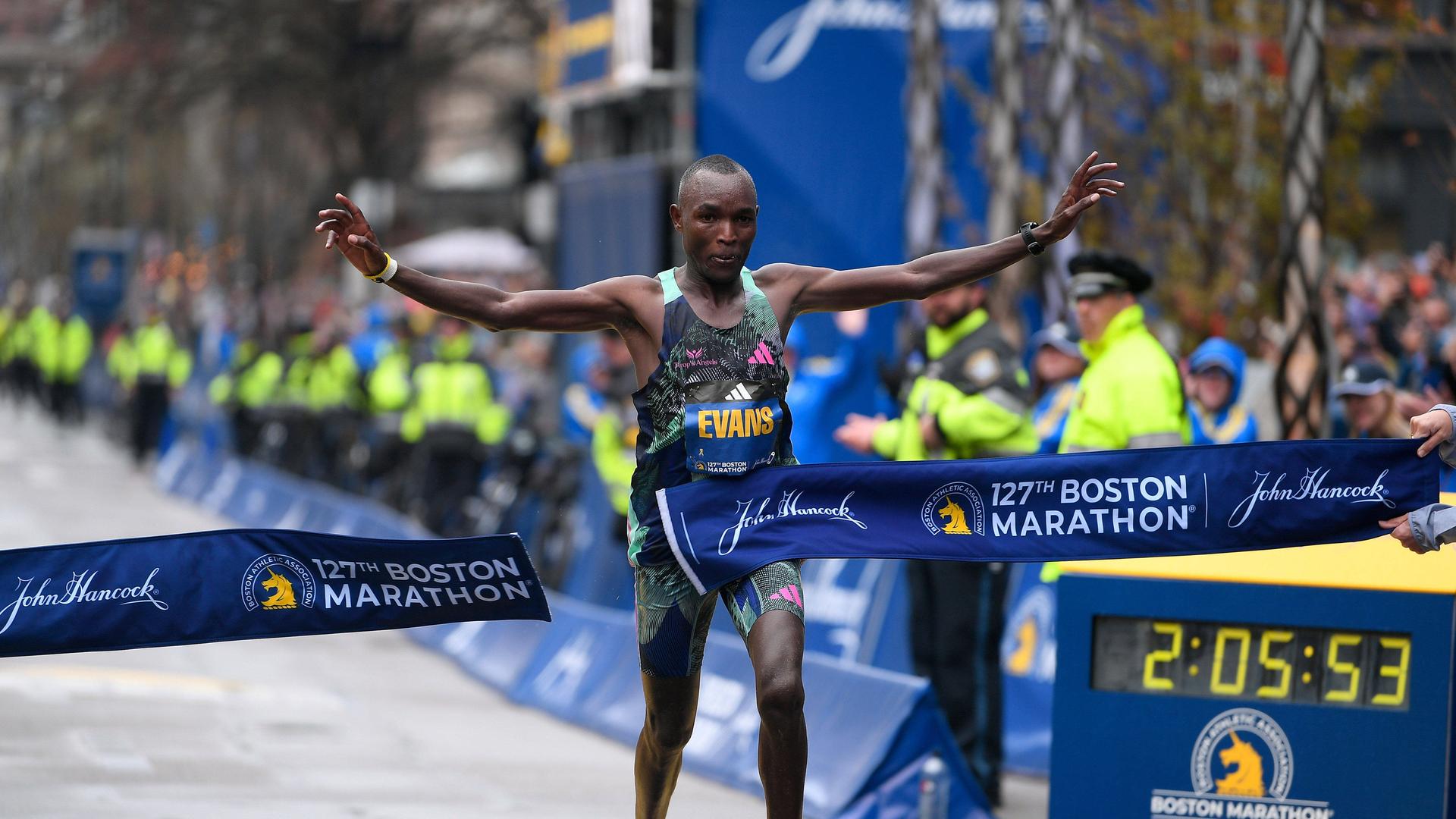 Das Foto zeigt den Kenianer Evans Chebet beim Zieleinlauf im Marathon in Boston. Copyright: xEricxCanhax 20230417_jel_qe2_010 Das Foto zeigt den Kenianer Evans Chebet beim Zieleinlauf im Marathon in Boston. Copyright: xEricxCanhax 20230417_jel_qe2_010