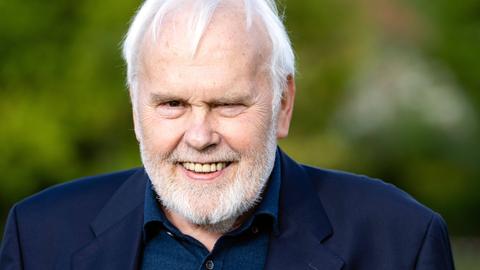 Gunther Emmerlich trägt Sakko und Hemd und schaut freundlich in die Kamera
