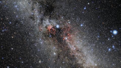 Eine Aufnahme mit einem Teleskop zeigt den Sternenhimmel während der Osternächte und die Sterne Schwan und Leier.