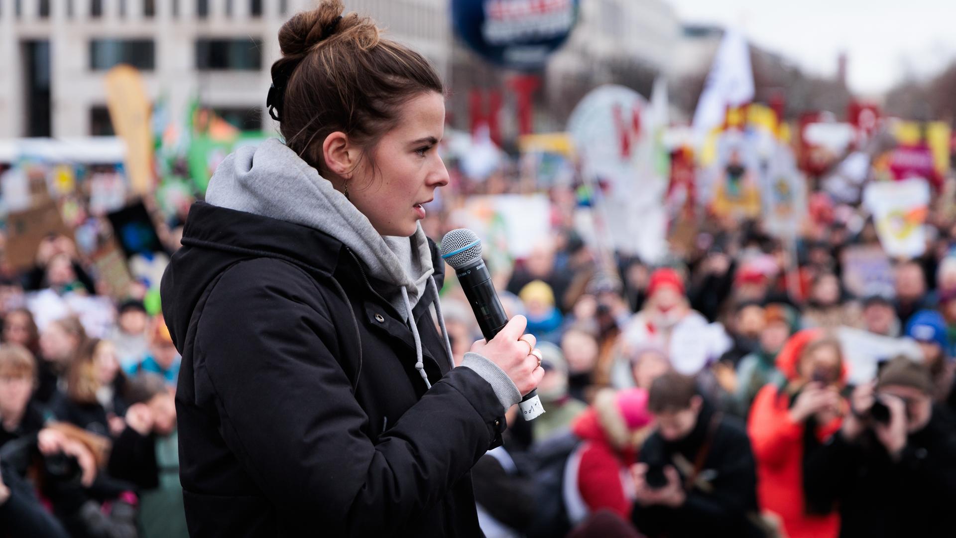 Luisa Neubauer, Klimaaktivistin, spricht vor Demonstranten anlässlich des bundesweiten Klimastreiks mit Fridays for Future vor dem Brandenburger Tor. 