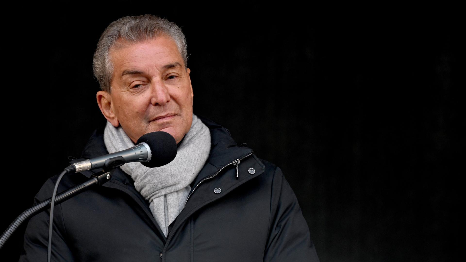 Michel Friedman am Rednerpult bei einer Demonstration in München