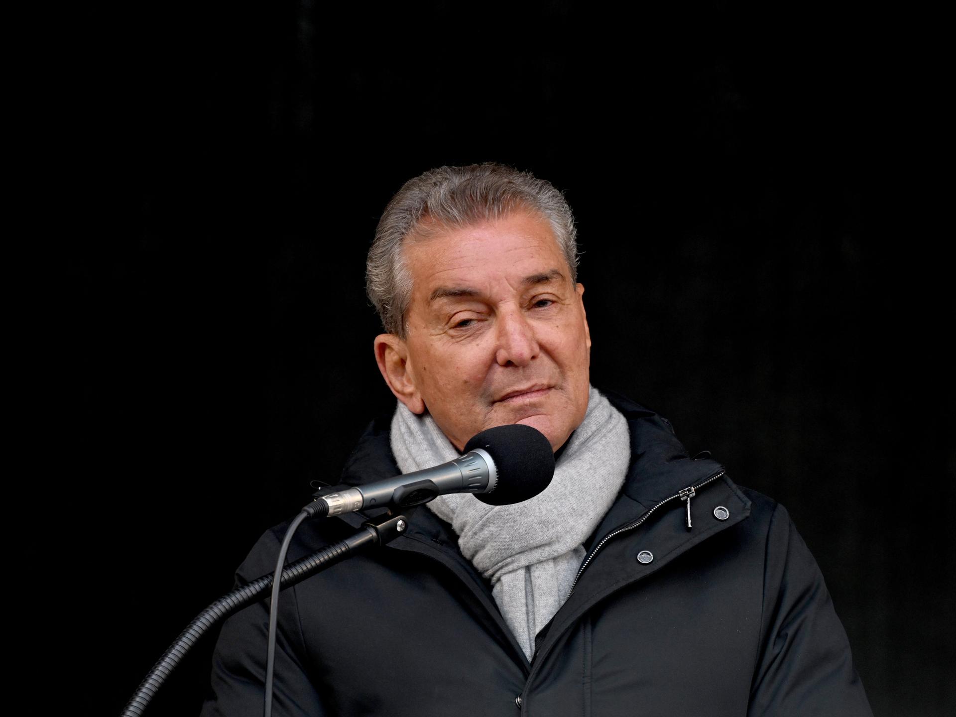 Michel Friedman am Rednerpult bei einer Demonstration in München