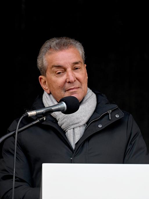 Michel Friedman am Rednerpult bei einer Demonstration in München