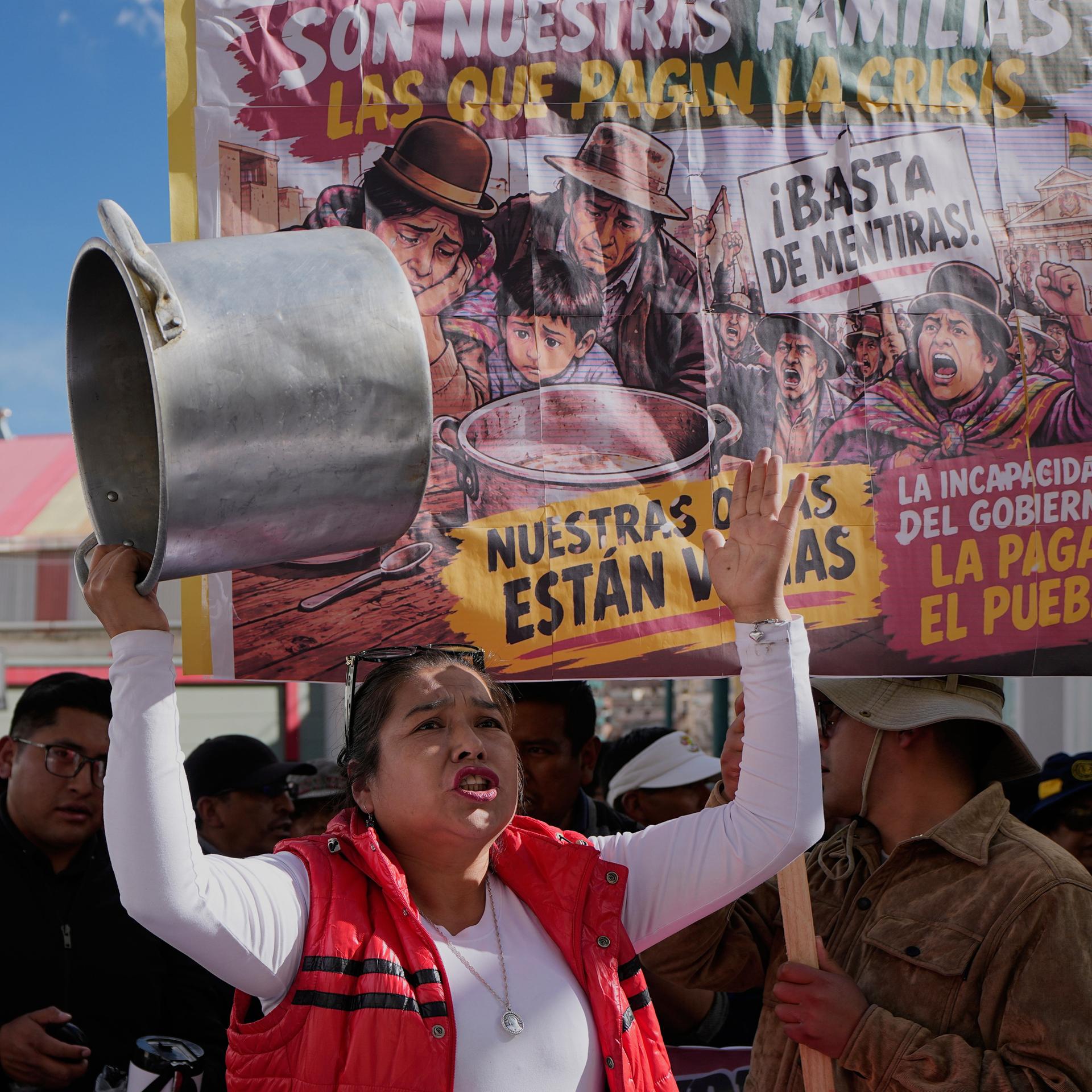 Eine Lehrerin hält während einer regierungskritischen Demonstration in La Paz, Bolivien, einen leeren Topf in der Hand.