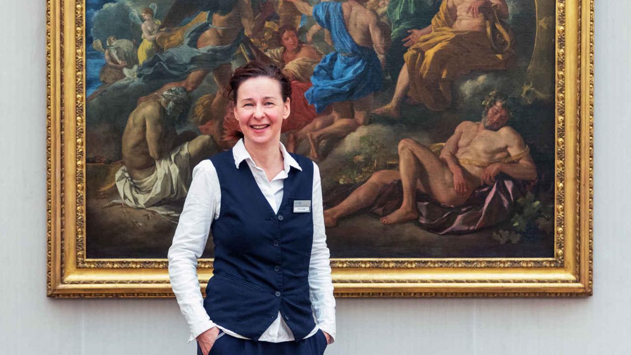 Johanna Lange steht vor einm Gemälde in einem Museum und lacht freundlich in die Kamera.