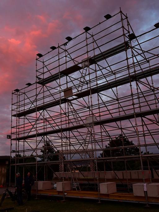 Das Baugerüst, auf dem das Bild "People's Justice" des Künstlerkollektivs Taring Padi hing, steht entblößt gegen den Abendhimmel.