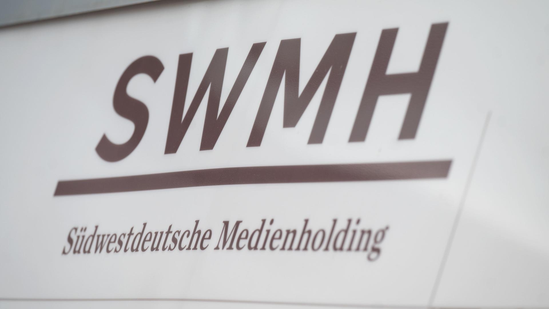 Das Logo der Südwestdeutschen Medienholding (SWMH) ist an der Zufahrt zum Pressehaus Stuttgart zu sehen.
