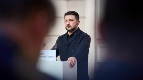 Der ukrainische Präsident Wolodymyr Selenskyj hört auf einer Pressekonferenz am 17. November in Paris den Fragen der Journalisten zu