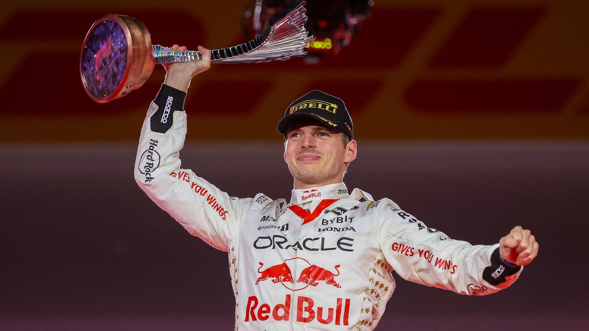 Formel-1-Fahrer Max Verstappen hält die Trophäe für seinen Sieg beim Grand Prix in Las Vegas triumphierend in die Luft.