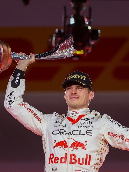 Formel-1-Fahrer Max Verstappen hält die Trophäe für seinen Sieg beim Grand Prix in Las Vegas triumphierend in die Luft.