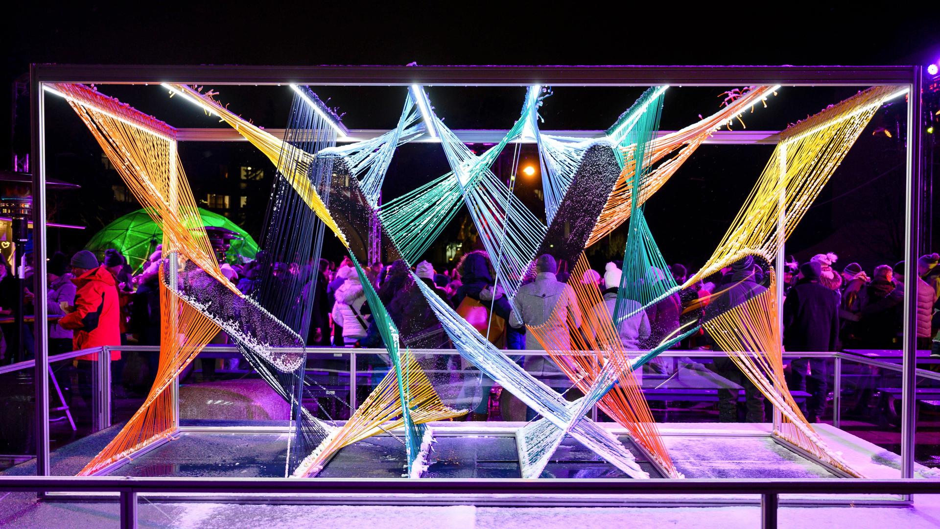 Ungarn, Veszprem: Eine String-Kunstinstallation wird zur Eröffnung des Kulturhauptstadtjahres Veszprem-Balaton ausgestellt. Ungarn, Veszprem: Eine String-Kunstinstallation wird zur Eröffnung des Kulturhauptstadtjahres Veszprem-Balaton ausgestellt.